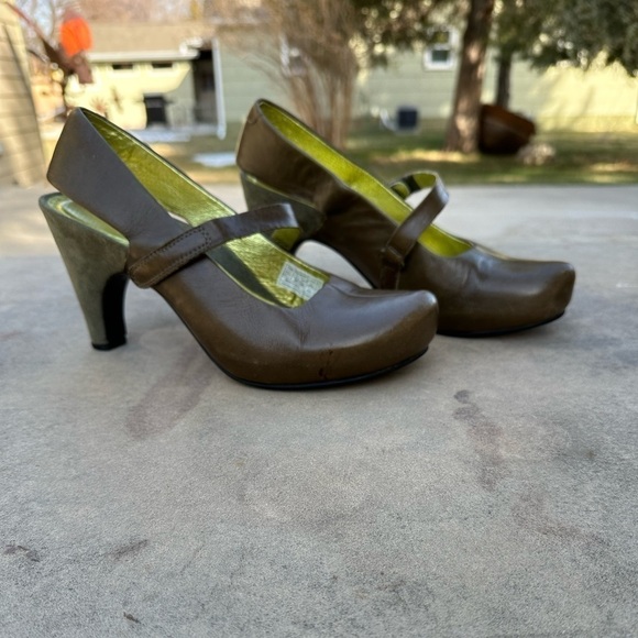 Tsubo Women's Acrea Mary Jane Slingback Pumps Olive Green Leather 9.5 READ - Picture 2 of 13